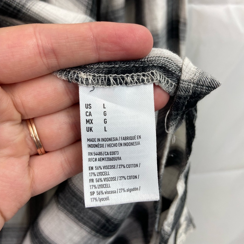 EUC American Eagle women’s black white plaid relaxed boyfriend fit button‎ shirt - Picture 5 of 7